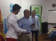 Entrega a Luis Venta de un disco del Coro Minero de Turón por parte de José Manuel Buján