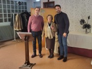 Hermana de Consuelo González, recibiendo su Gaviota de Plata