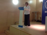 Gloria García leyendo el informe de gestión