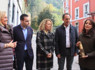 Mercedes Fernández, Víctor Ferreira, Teresa Mallada y Lito Rodríguez con Andrea Levy a la puerta de la sede
