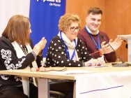 Maximina Fernández, Gloria García, y Efrén García. Mesa del Congreso