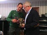 Lito Rodríguez entregando un detalle a Alfonso Rodríguez-Hevia