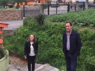 Beatriz Llaneza y Lito Rodríguez visitando la zona norte de Mieres
