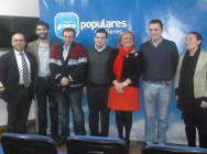 Foto de los premiados con la placa y responsables del PP de Mieres