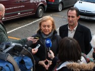 Mercedes Fernández y Lito Rodríguez atendiendo a los medios