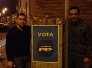 Compañeros de Nuevas Generaciones poniendo carteles