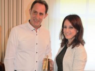 Lito Rodríguez hace entrega de una lámpara de mina a Andrea Levy