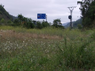 Estado de abandono en el que se encuentra el área recreativa de Los Tableros en Santa Cruz de Mieres