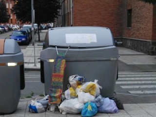 Contenedor roto en Calle Alejandro Casona