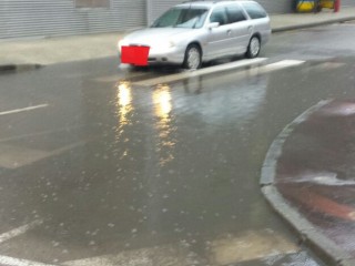 Sumideros que no absorven todo el agua en Santullano