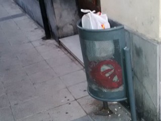 Papelera sin vaciar varios días