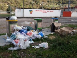 Acumulación recurrente de basura en Ujo