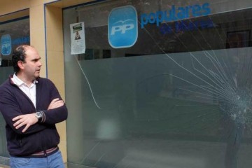 Destrozan de madrugada la luna de la sede del PP de Mieres