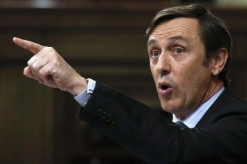 El repaso de Hernando al PSOE y Podemos en su debut pone en pie al PP