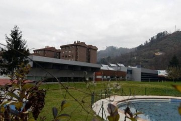 El PP presiona al Alcalde para recuperar la piscina exterior de Vega de Arriba