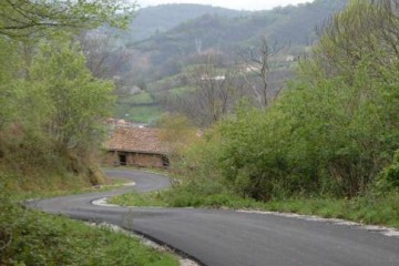 El PP acusa al gobierno de Mieres de gastar 40.000 euros en la vía a un pueblo sin vecinos