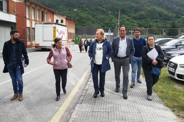 El PP visita la Salle de Ujo ante el cierre del aula de 1º de la ESO